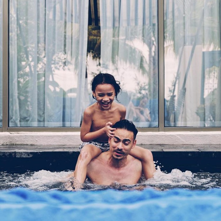 <p>Serunya saat berenang bersama. Noah jahil banget ya ke Ayah Ashraf, hi-hi-hi. (Foto: Instagram @ashrafsinclair)  </p>