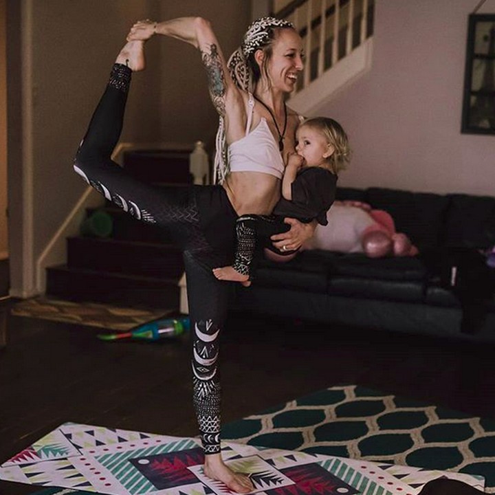 <p>Sehat dan sukses selalu ya Bunda Carlee juga Maramylee. (Foto: Instagram/ @carleebyoga)</p>