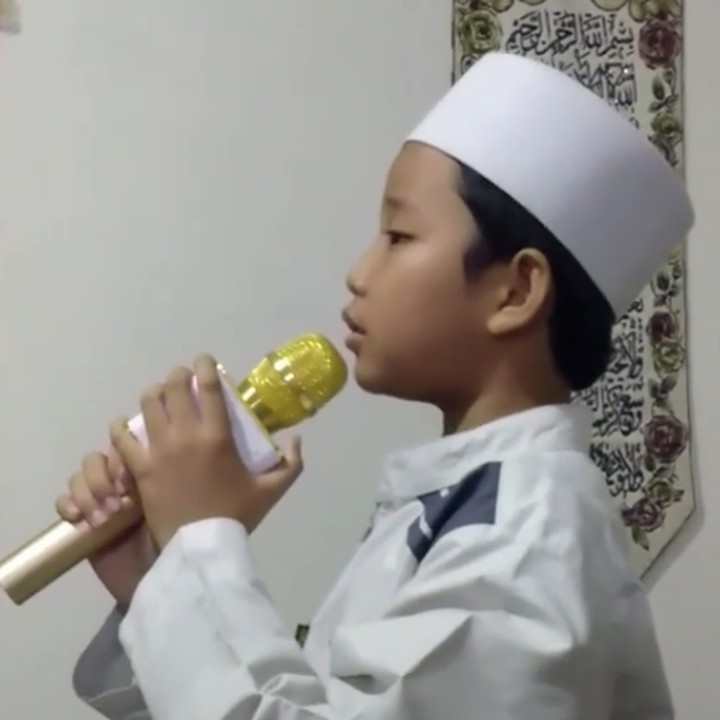 <p>Khusyuknya bocah yang satu ini saat jadi muazin. (Foto: Instagram/@nuriyani_syarifah)  </p>