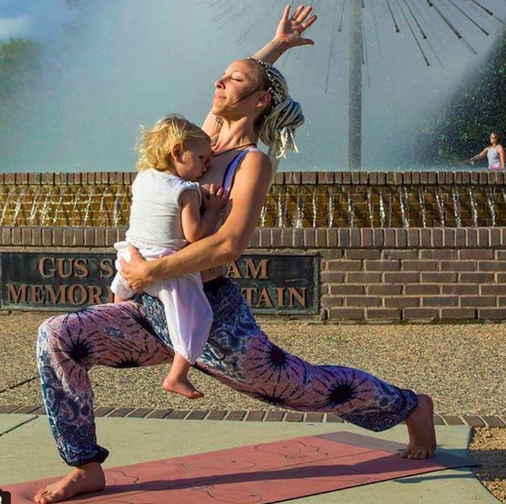 <p>Bahkan saat yoga di luar rumah pun Carlee masih berusaha menyusui si kecil lho. (Foto: Instagram/ @carleebyoga)</p>