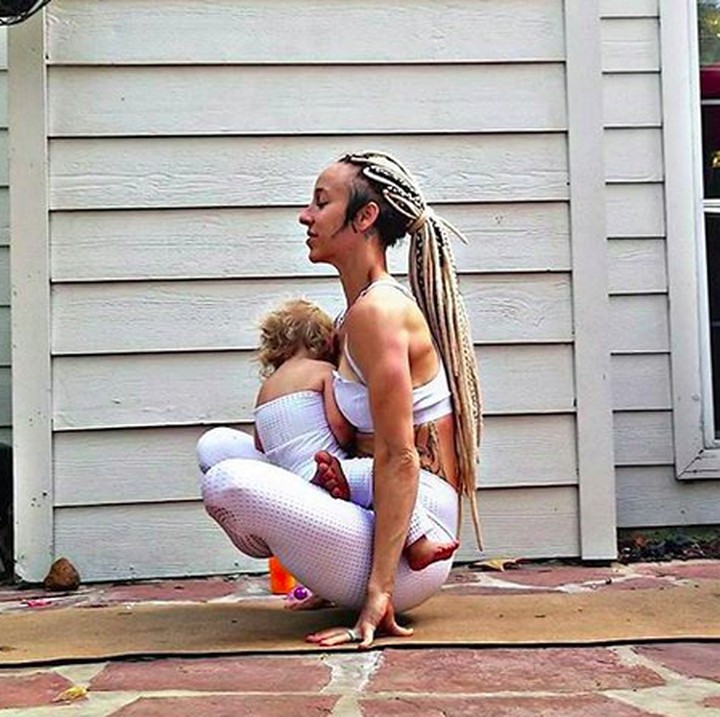 <p>Si kecil Maramylee pun nggak masalah disusui bundanya yang sedang yoga kayak gini. (Foto: Instagram/ @carleebyoga)</p>