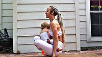 <p>Si kecil Maramylee pun nggak masalah disusui bundanya yang sedang yoga kayak gini. (Foto: Instagram/ @carleebyoga)</p>