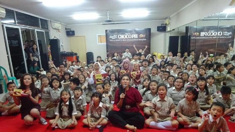 Untuk anak-anak, bahagia tercipta nggak melulu dari sesuatu yang mewah. Momen sederhana bersama ayah bunda juga bisa bikin anak happy lho.