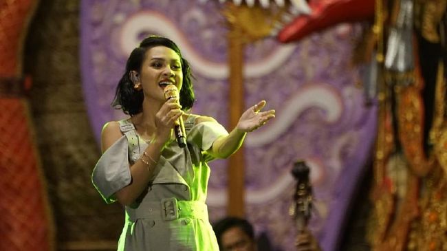 Musisi Indra Lesmana dan Andien sukses menyihir wisatawan yang hadir di pembukaan Sanur Village Festival 2018.