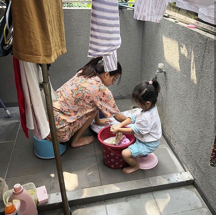 <p>Membantu bundanya mencuci pakaian pun kerap dilakukan Thalia. (Foto: Instagram @ruben_onsu)</p>