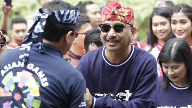 Menteri Pariwisata Arief Yahya memberikan pujian terhadap Orchid Forest Cikole, Bandung dan sempat menjajal wood bridge di lokasi tersebut.