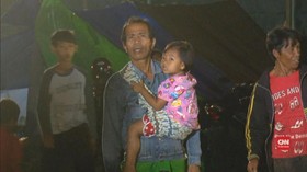 VIDEO: Info Tsunami Hoax, Warga Tetap Mengungsi ke Bukit