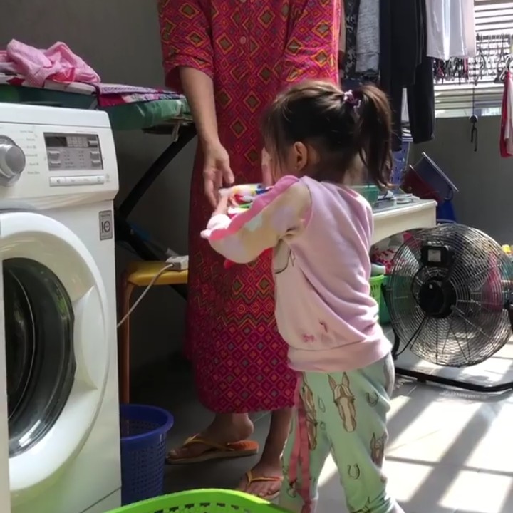 <p>Bunda Sarwendah yang menyeterika, Thalia yang menata bajunya. Hmm, kerja sama yang apik. (Foto: Instagram @ruben_onsu)</p>