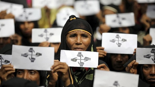 Pihak kepolisian India kembali membawa satu keluarga Muslim Rohingya ke perbatasan Myanmar dengan bus untuk dideportasi, Kamis (3/1).