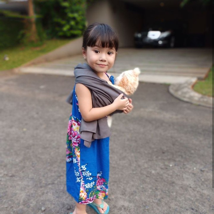 <p>Hi-hi, Gempi lucu banget nih pakai kostum emak berdaster. (Foto: Instagram @gisel_la)</p>