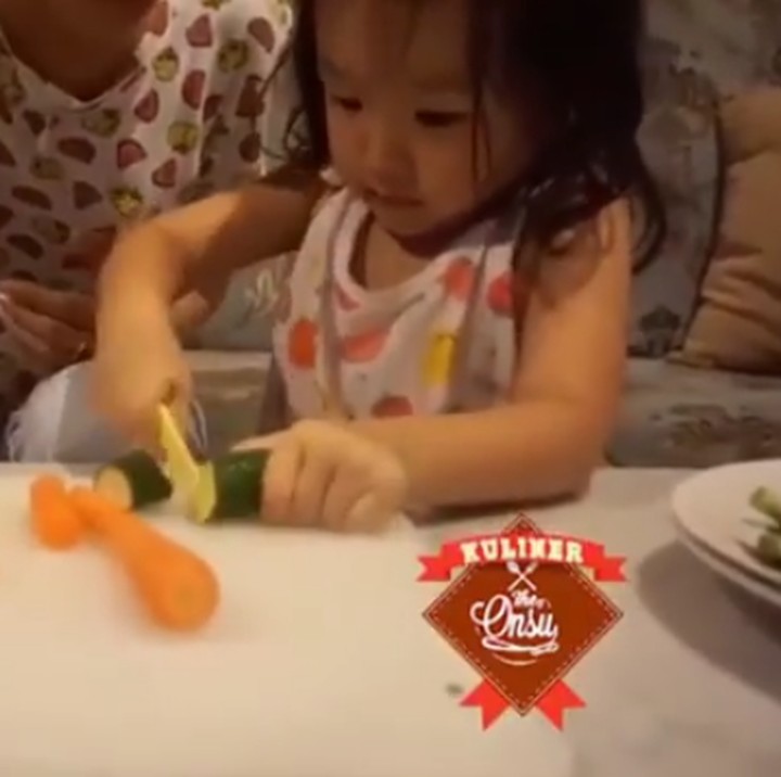 <p>Membantu sang bunda masak di dapur? Thalia nggak segan melakukannya. (Foto: Instagram @sarwendah29)</p>
