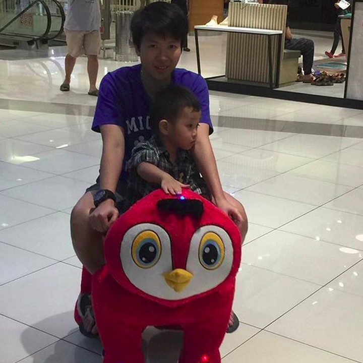 <p>Bahkan Liliyana Natsir nggak segan lho menemani keponakannya naik burung hantu yang sering kita jumpai di mal-mal. (Foto: Instagram/ @natsirliliyana)  </p>