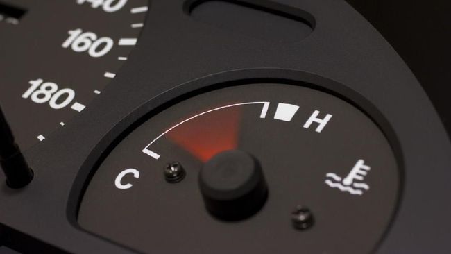 Jarum Peringatan Suhu Tidak Sesuai Kondisi Mesin Jarum temperatur kadang tidak menunjukkan kondisi mesin sebenarnya karena pengukurnya yang kurang baik atau pengaruh air radiator.
