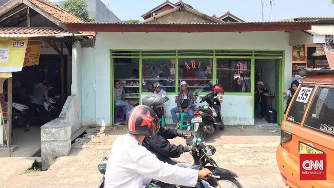Masakan dari Warung Tegal Ari yang terletak di Jalan Bugel Salam atau sebelah timur Stadion Wibawa Mukti, ludes diserbu puluhan penonton Timnas Indonesia.
