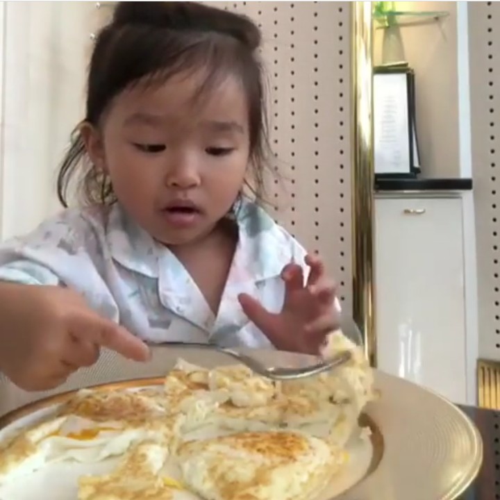 <p>Makan sendiri juga bukan masalah bagi Thalia. (Foto: Instagram @thaliaputrionsu)</p>