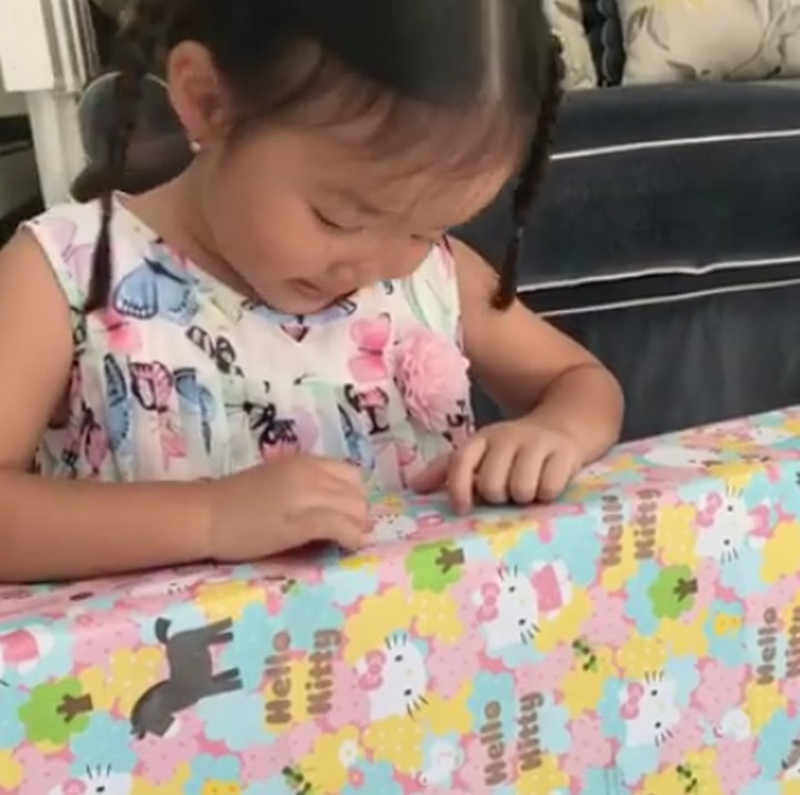 <p>Saat Thalia berulang tahun ketiga beberapa waktu lalu, dia mendapat banyak kado nih. Nah, Thalia nggak minta bantuan orang tuanya saat membuka bungkus kado. Dia memilih melakukannya sendiri. (Foto: Instagram @sarwendah29)</p>