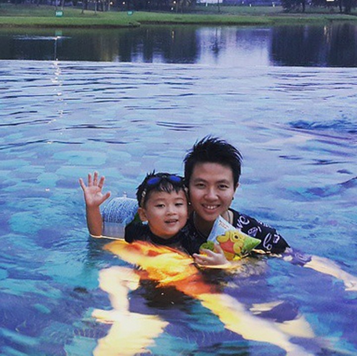 <p>Happy banget nih Rafael yang saat berenang ditemani tante tersayang. (Foto: Instagram/ @natsirliliyana)  </p>