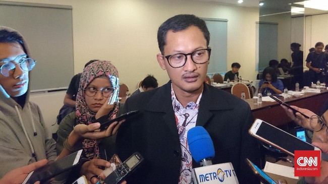 CEO Alvara Research Center Hasanuddin Ali meminta semua pihak tidak membesar-besarkan perbedaan hasil survei elektabilitas capres.