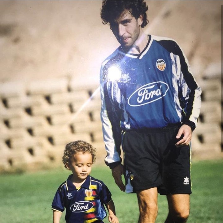 <p>Nah ini foto Luis Milla bertahun lalu saat anaknya yang diberi nama sama dengannya. (Foto: Instagram @luismillacoach)</p>