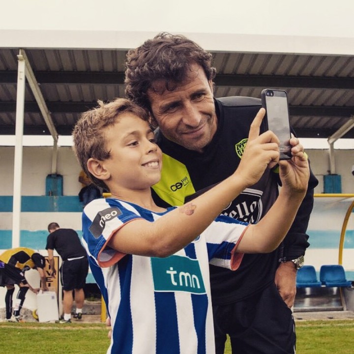 <p>Cheese! Wefie bersama seorang anak yang minta foto bareng. (Foto: Instagram @luismillacoach)</p>