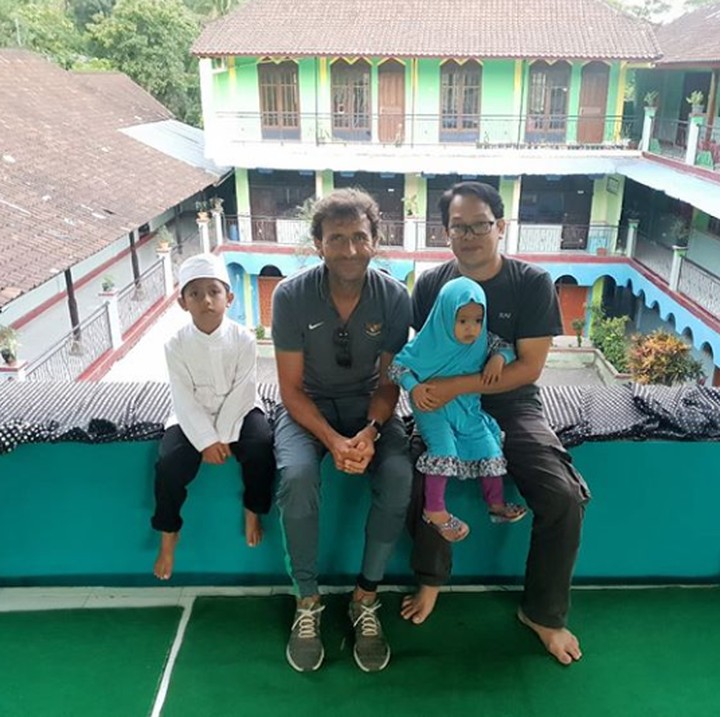 <p>Senyum ramah itu juga ditampilkan saat mengunjungi anak-anak yatim piatu di Bali. (Foto: Instagram @luismillacoach)</p>