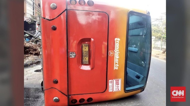 Pengemudi bus menghindari sepeda motor yang melaju kencang sehingga kehilangan kendali dan menabrak pohon di sisi jalan hingga terguling.