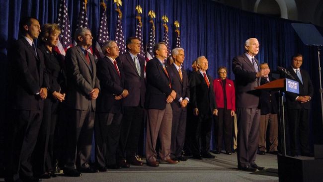 Senator John McCain Meninggal di Usia 81 Tahun Senator John McCain yang pernah mencalonkan diri sebagai capres melawan Barack Obama meninggal dunia di usia 81 tahun karena kanker otak.