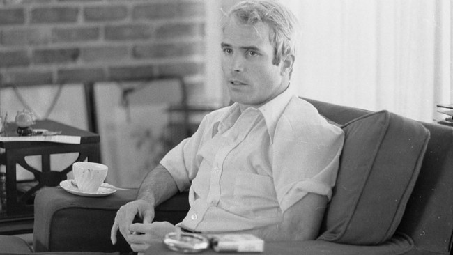 John McCain sempat terjun di Perang Vietnam dan selepas itu menghabiskan masa hidupnya sebagai politikus di Amerika Serikat.