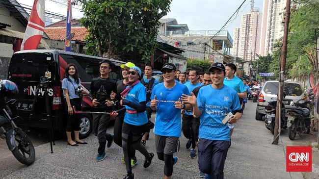 Pakar Komunikasi Politik, Emrus Sihombing, menambahkan bahwa isu 'emak-emak' yang dilempar Sandi masih terlalu sempit.