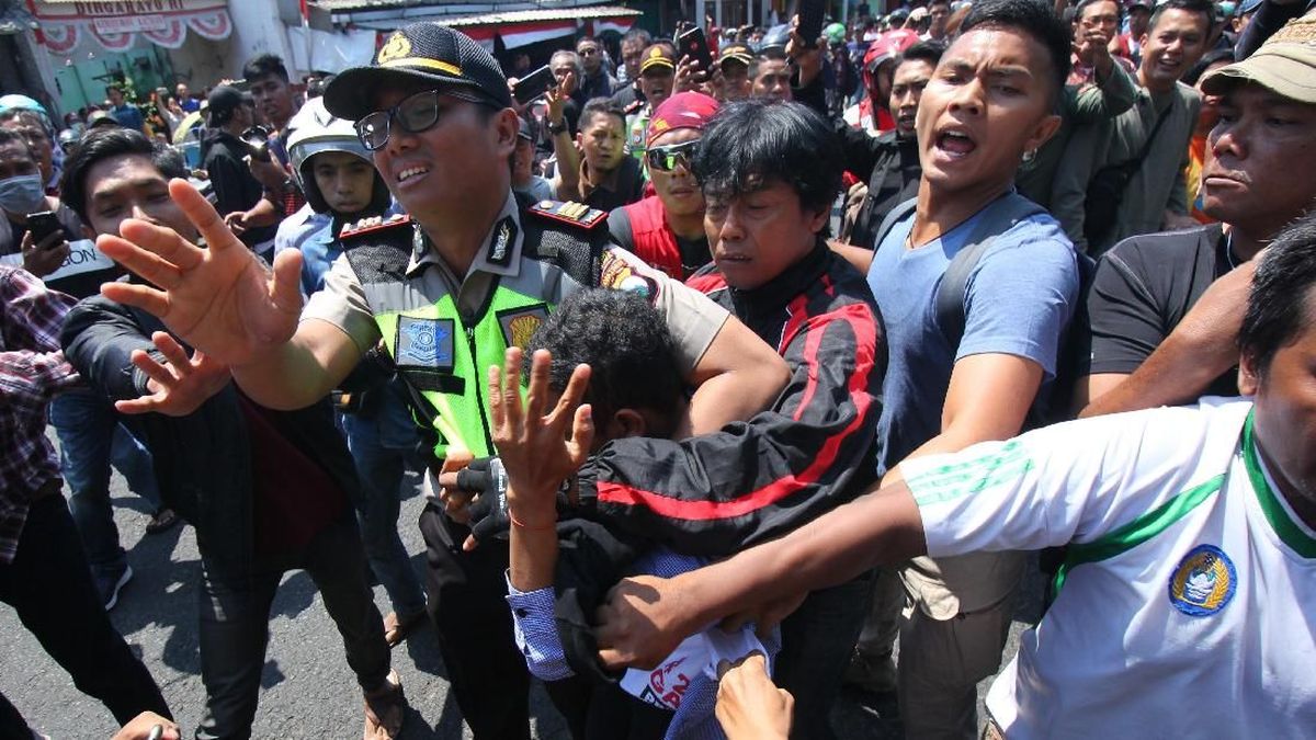 FPI dan GP Ansor Surabaya Berdamai soal #2019GantiPresiden - CNN Indonesia