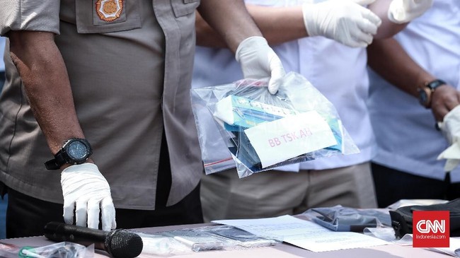 Dari enam personel yang dipecat hanya satu petugas kepolisian yang hadir dalam upacara pemberhentian dengan tidak hormat di Mapolres Jakarta Utara siang tadi.