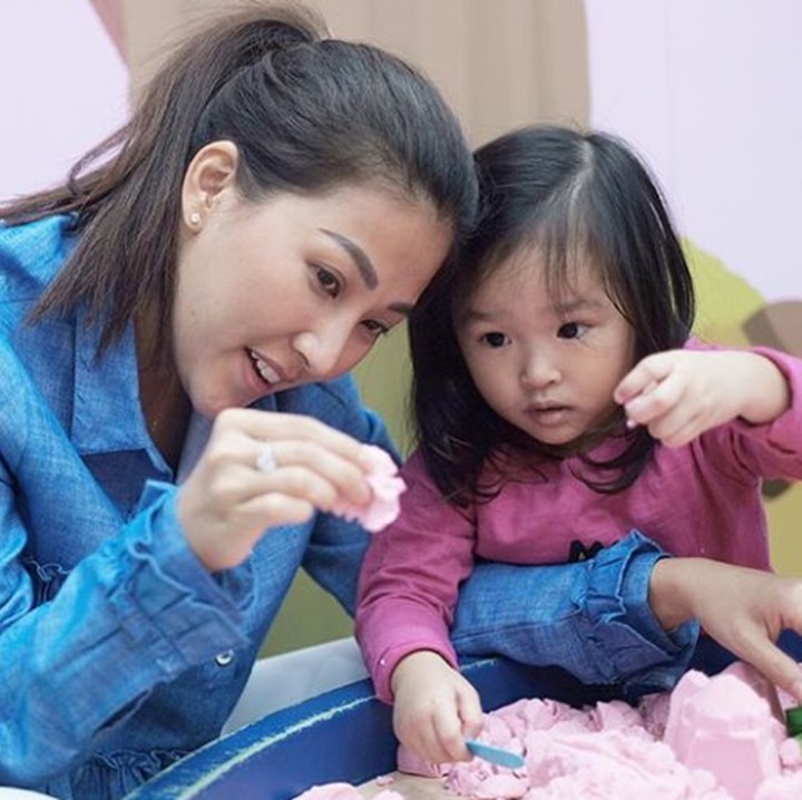 <p>Main pasir kinetik bareng putri kesayangan, Thalia Putri Onsu, sudah pasti bikin Bunda Sarwendah happy. (Foto: Instagram @sarwendah29)</p>