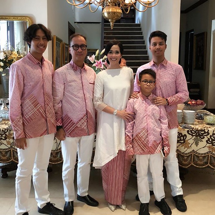 <p>Kece! Sekeluarga pakai baju kembaran saat Lebaran lalu nih. (Foto: Instagram/ @loemongga)  </p>