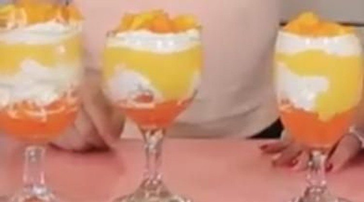 Musim kemarau seperti saat ini paling enak saat minum mango thai dessert yang kekinian. Yuk, bikin minuman kekinian itu.