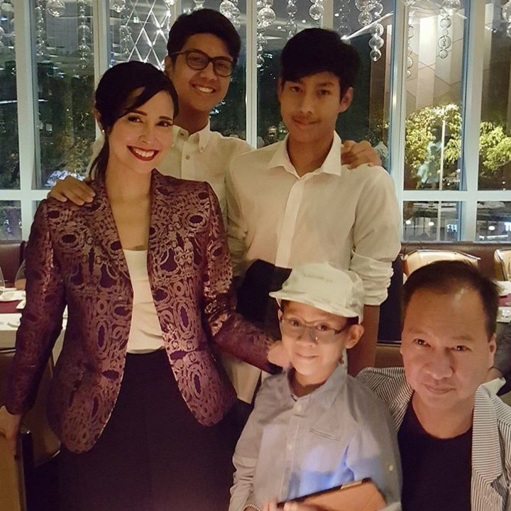 <p>Sudah 20 tahun lebih Mensos Agus menikah dengan Loemongga Haoemasan. (Foto: Instagram/ @loemongga)</p>