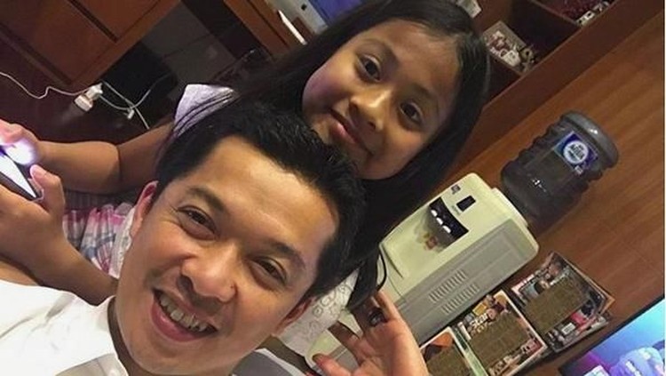 Si kecil dekat banget dengan ayahnya bahkan nempel terus kayak prangko. Tenang, Bunda nggak perlu waswas. Ini kata ahli soal ini.