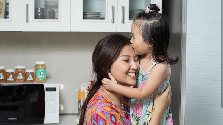 Sarwendah sedang hamil anak kedua dan siap menceritakan pengalamannya pada HaiBunda. Selamat menyimak!