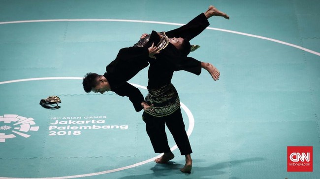 Pencak Silat nomor seni ganda putra memberikan medali emas ke-14 di Asian Games 2018 dalam final di GOR Pencak Silat Taman Mini Indonesia Indah, Senin (27/8).