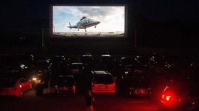 FOTO: 'Layar Tancap' di Bawah Langit Amerika Bertabur Bintang