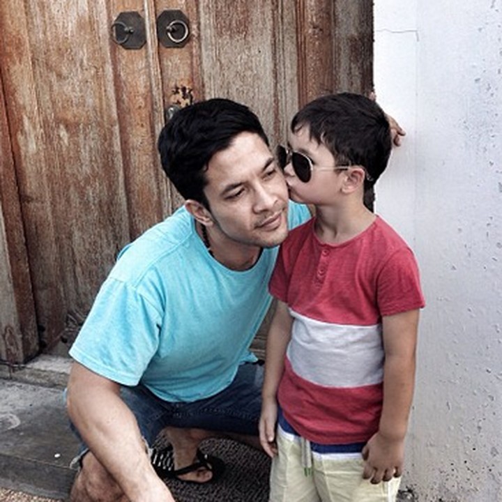 <p>Kecup sayang Kenzou untuk Edward. He-he-he. (Foto: Instagram/ @edward_akbar)  </p>