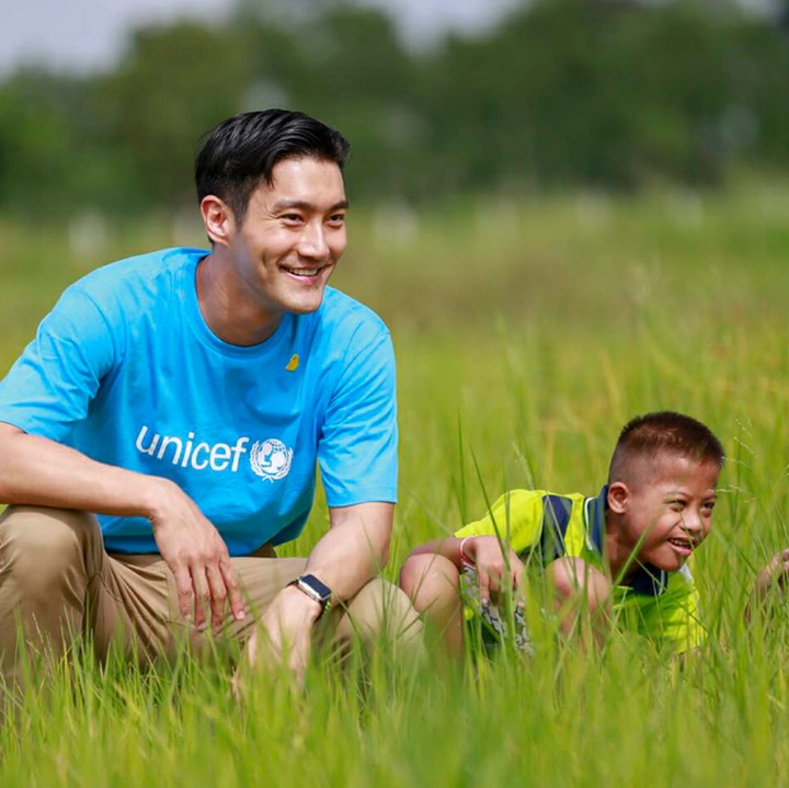 <p>Nggak hanya sibuk manggung, Choi Siwon juga ikut menjadi relawan Unicef lho. Siwon kebapakan banget ya, Bun? (Foto: Instagram/siwonchoi)</p>