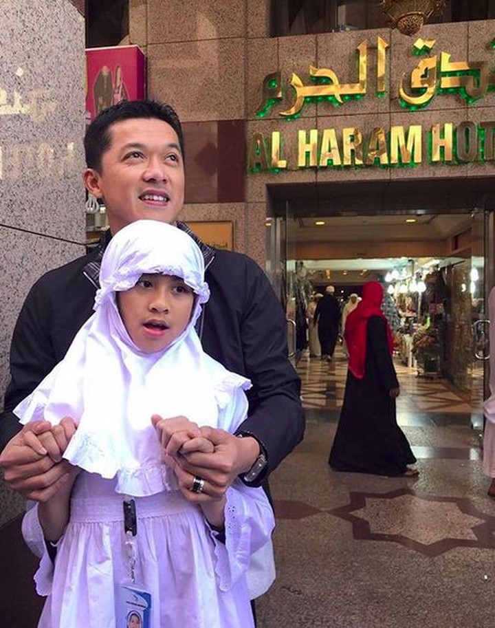Mantan pemain bulu tangkis, Taufik Hidayat, dekat dengan putri sulungnya, Natarina Alika Hidayat. Si kecil nempel banget sama ayahnya.