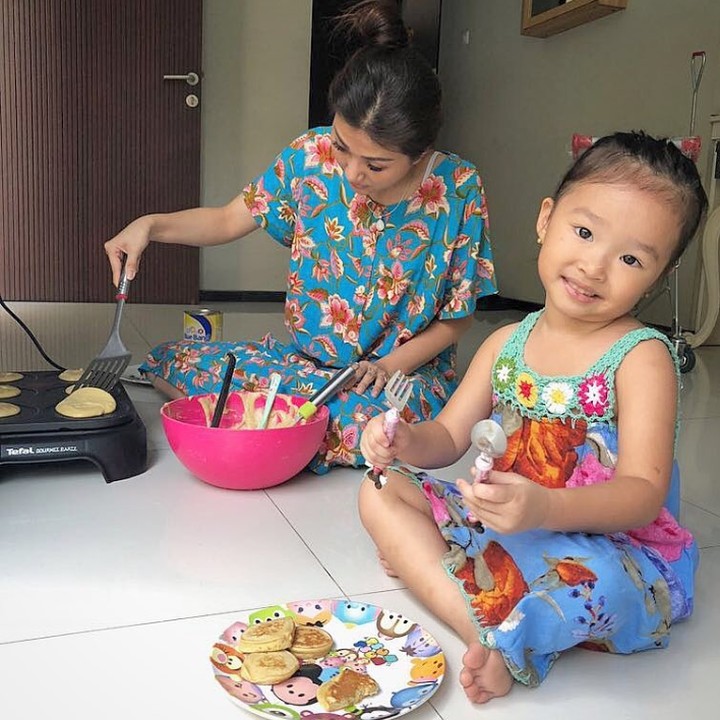 <p>Bikin kue bersama, meskipun kue sederhana, pasti akan jadi kenangan indah di masa mendatang, bagi ibu dan juga bagi anak. (Foto: Instagram @ruben_onsu)</p>