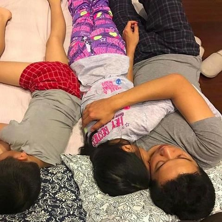 <p>Tidur pun nempel terus ke ayahnya. (Foto: Instagram @th_natanayo)</p>