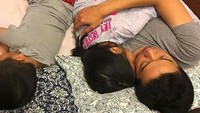 <p>Tidur pun nempel terus ke ayahnya. (Foto: Instagram @th_natanayo)</p>