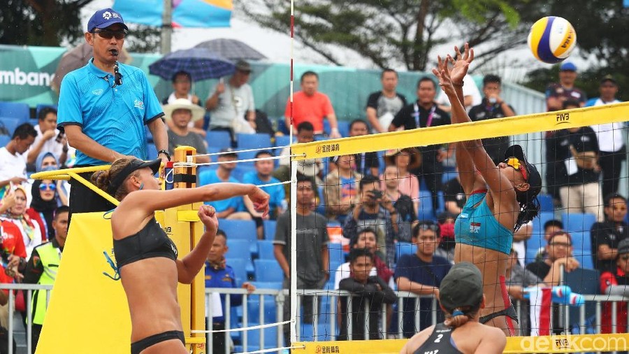 Atlet voli pantai Indonesia Juliana&sol;Utami berhasil mengalahkan tim Kazakstan 2 set sekaligus&period; Kemenangan itu menghasilkan medali perunggu untuk Indonesia&period;