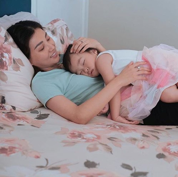 <p>Sarwendah bahagia banget saat anaknya tidur dengan posisi begini. Bagi Sarwendah, rasanya nyaman dan bonding yang kuat anak dengan ibunya. (Foto: Instagram @sarwendah29)</p>