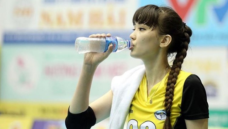 Sabina Altynbekova dikenal sebagai atlet voli berparas cantik. Ternyata orang tuanya justru ingin dia menjadi pengacara.