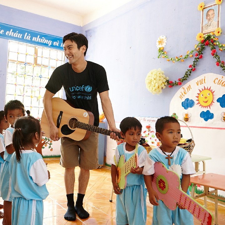 <p>Karena Siwon musisi, musik pun jadi salah satu hal yang dia ajarkan pada anak. (Foto: Instagram/siwonchoi)</p>