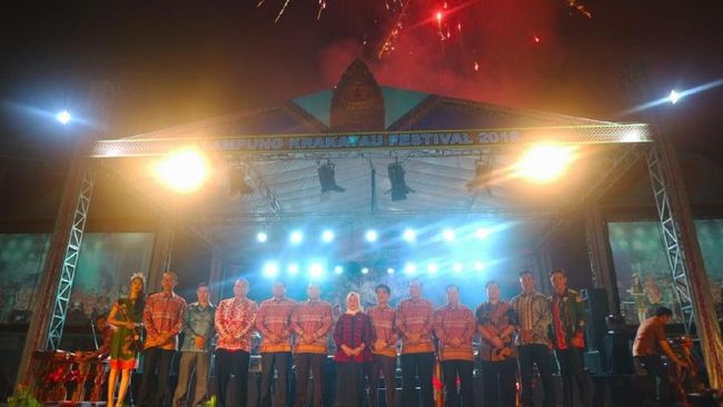 Gubernur Lampung M Ridho Ficardo membuat suasana Malam Puncak Kemilau Sai Bumi Ruwa Jurai kian meriah melalui duetnya dengan rocker Candil.